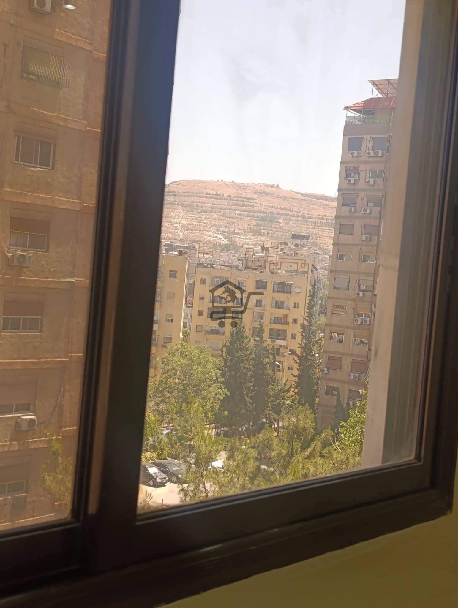 منزل للبيع بموقع مميز - الصورة 2