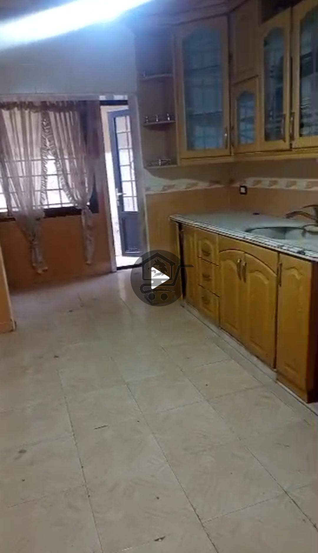 شقة بموقع خدمي - الصورة 2