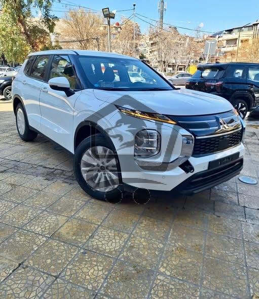 ميتسوبيشي أوت لاندر - الصورة 1