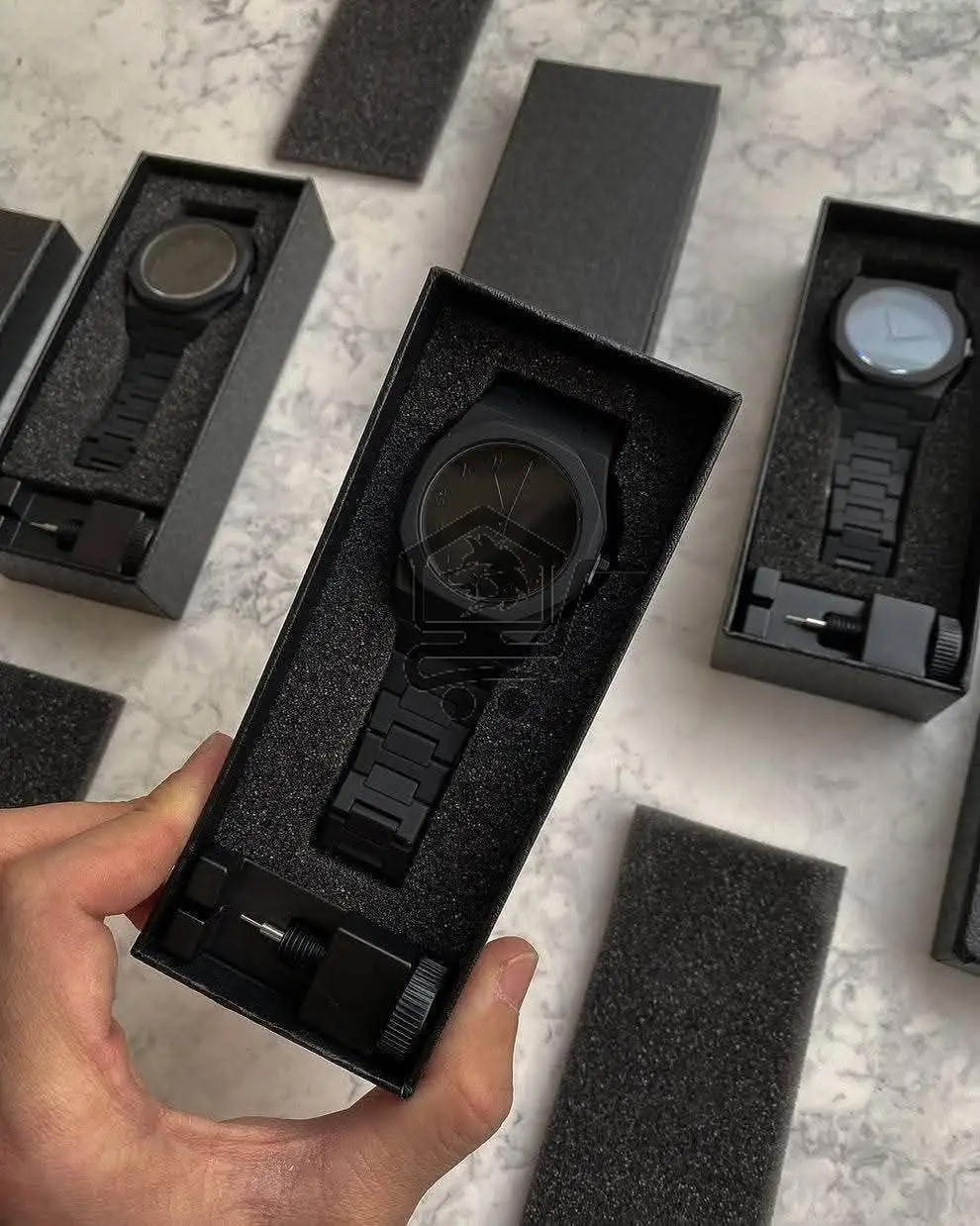 ساعة بمظهر شبابي أنيق - الصورة 1