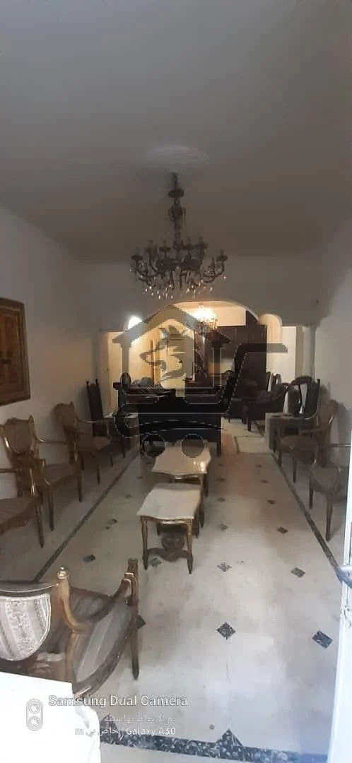 شقة بموقع خدمي بدون فرش - الصورة 1