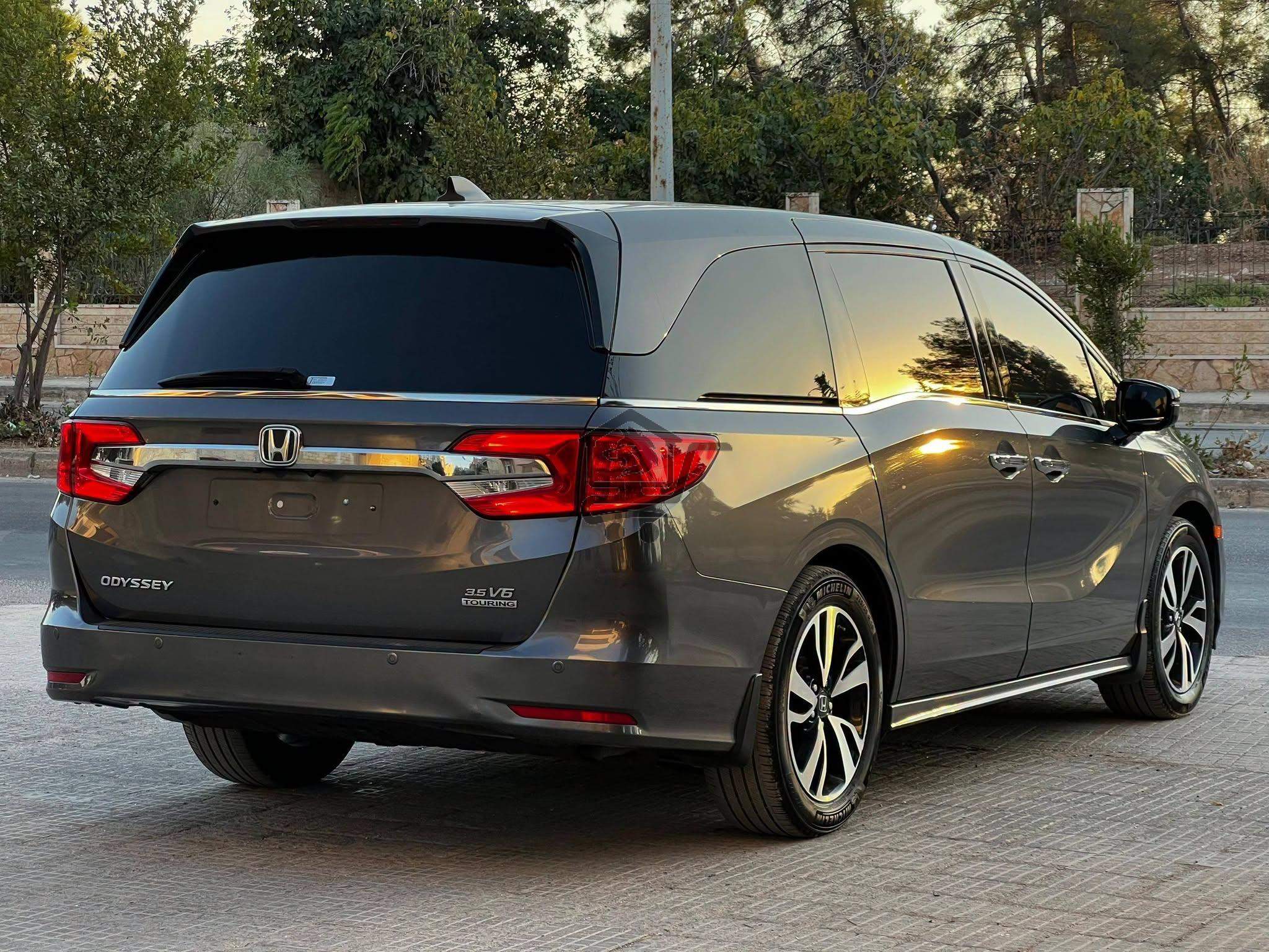 Honda Odyssey Touring - الصورة 2