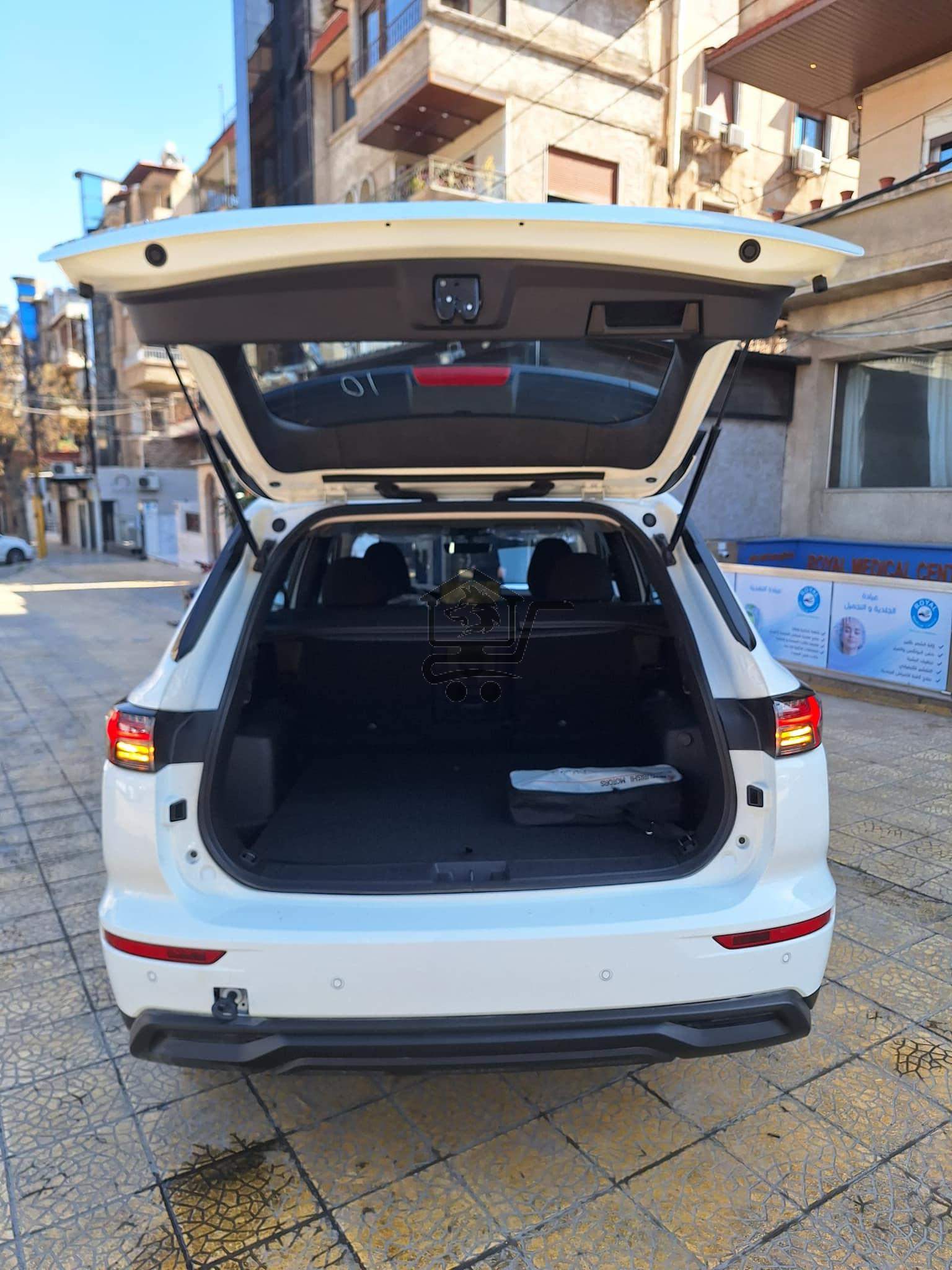 ميتسوبيشي أوت لاندر - الصورة 4