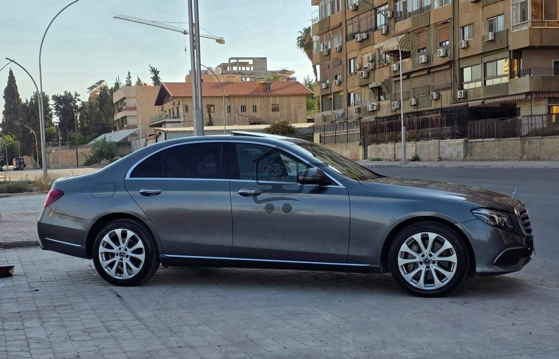 Mercedes Benz E300 - الصورة 8