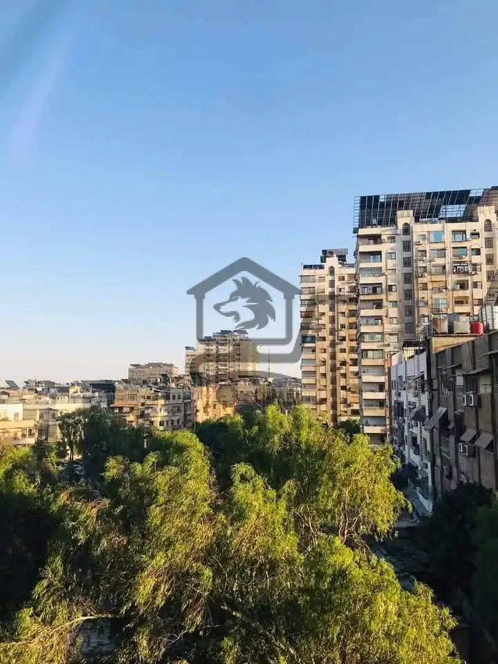 شقة خمس غرف بدون فرش