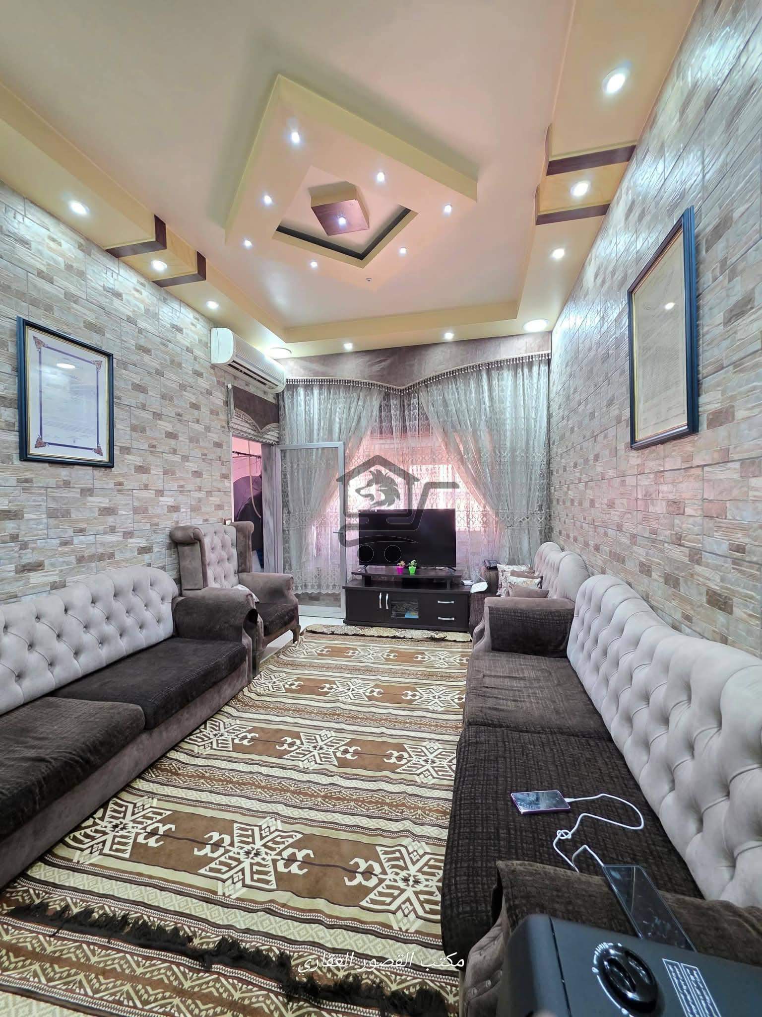 منزل بإكساء ممتاز - الصورة 1