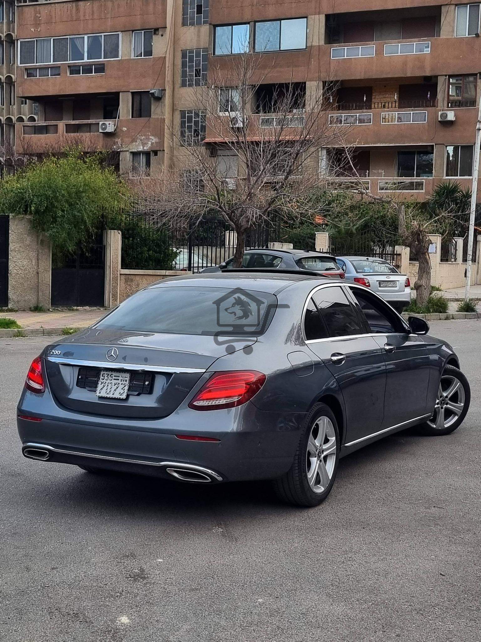 Mercedes-Benz E200 - الصورة 2