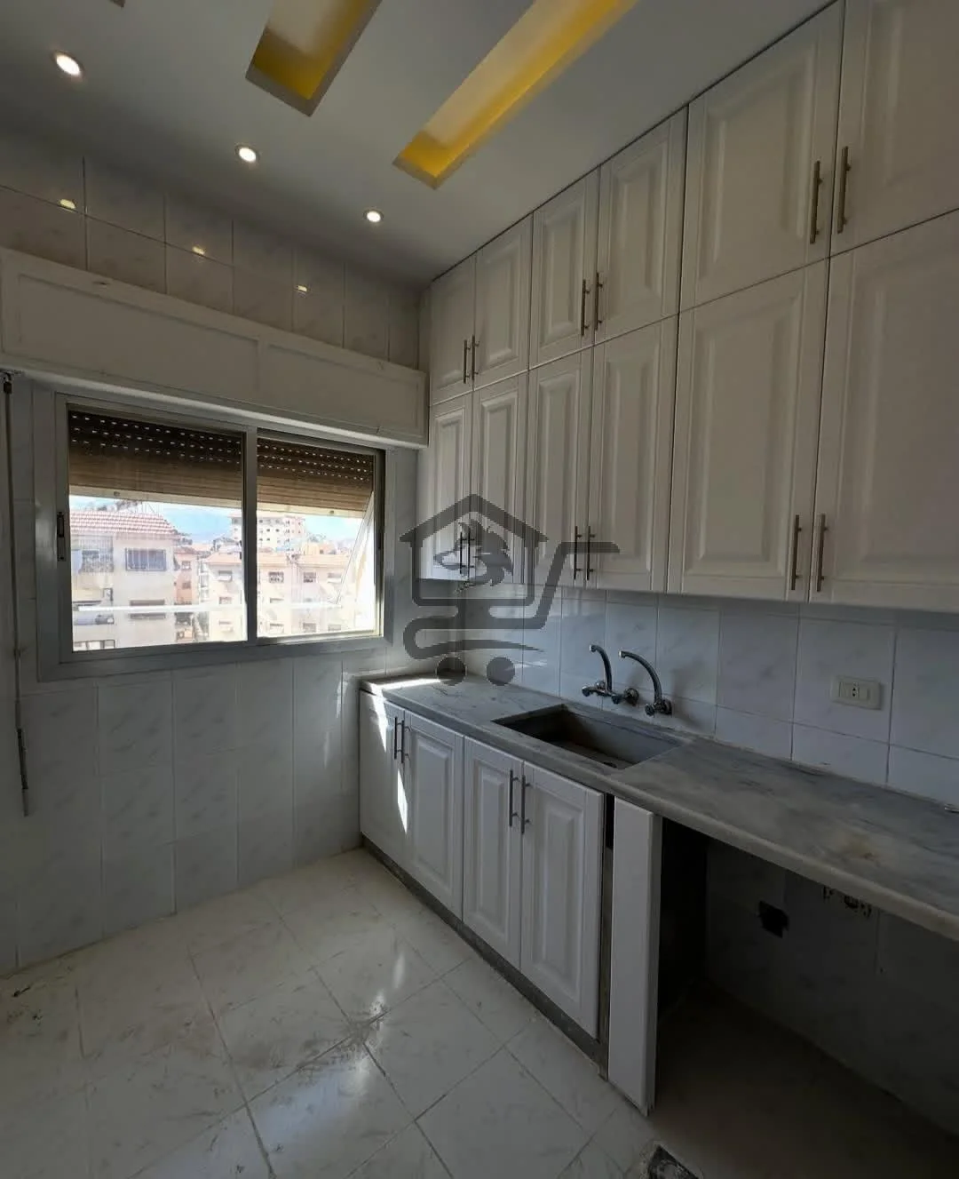 منزل للبيع بموقع استراتيجي وبسعر لقطة - الصورة 4