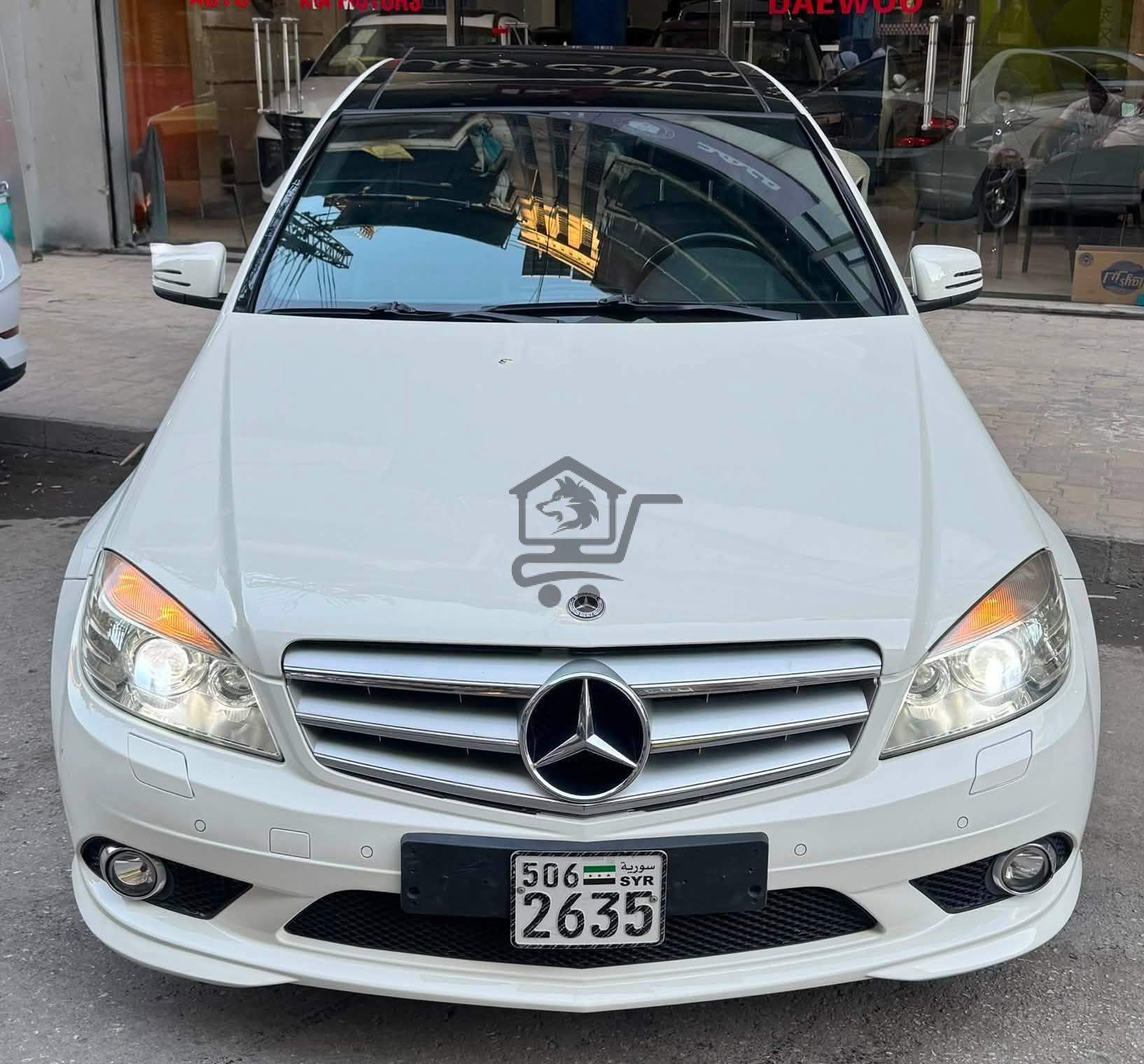 Mercedes-Benz C300 2011 - الصورة 1
