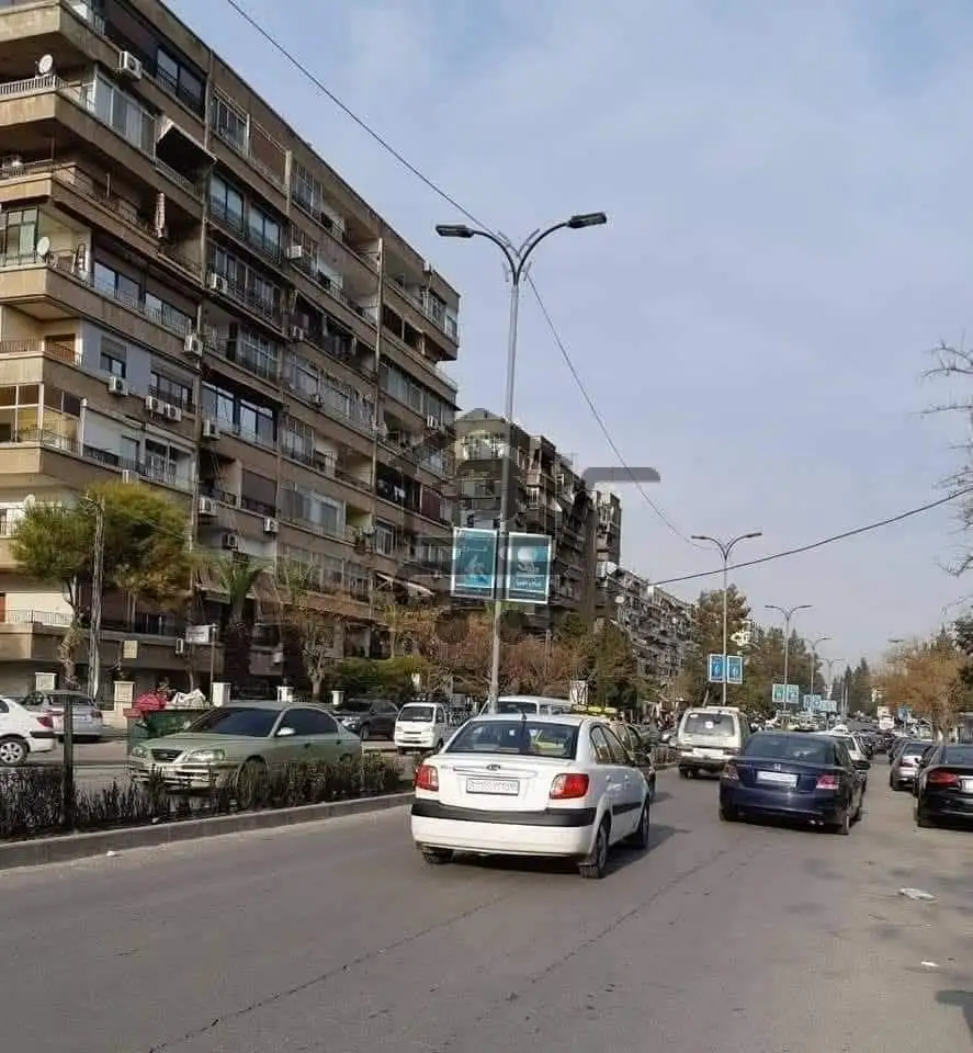 شقة ثلاث غرف مع عفش