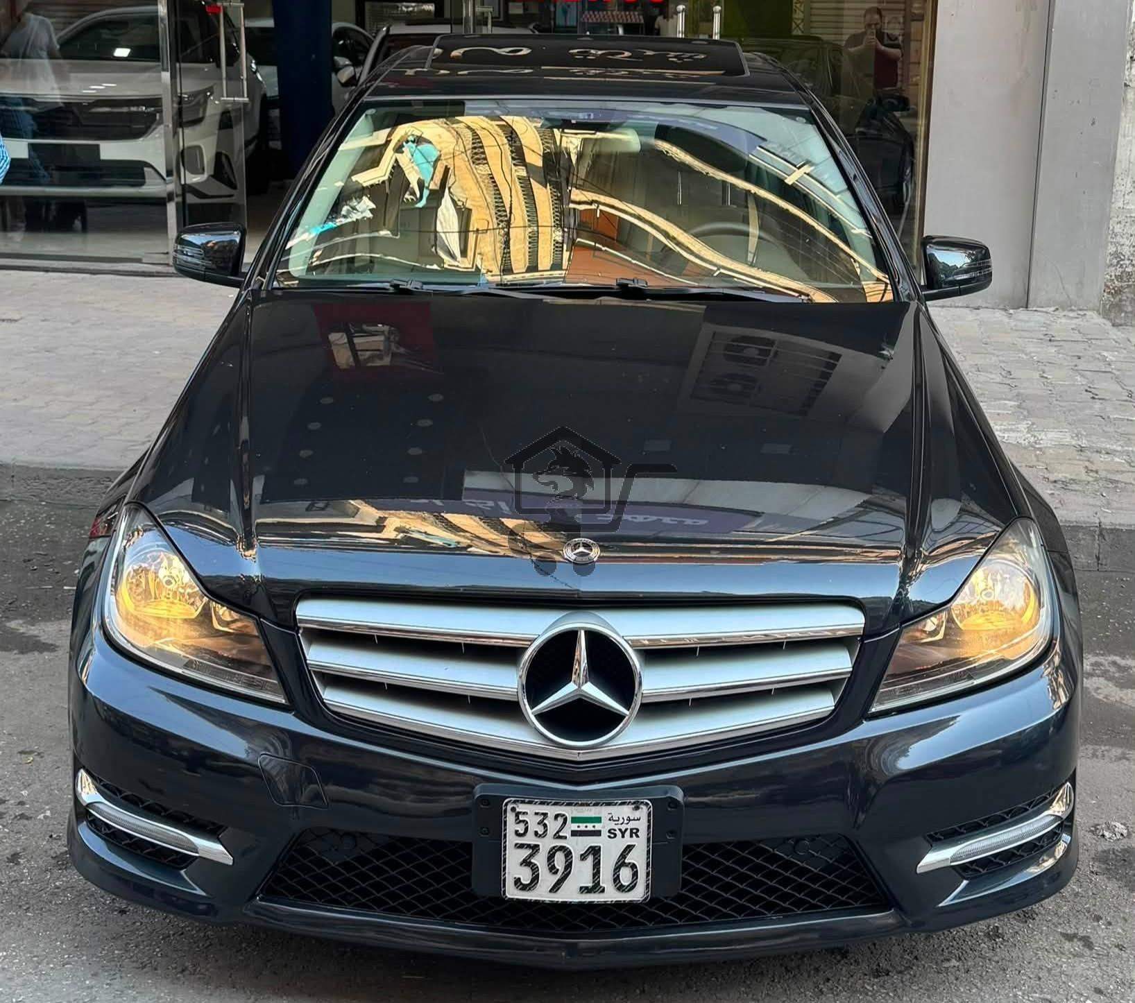 Mercedes-Benz C250 2012 - الصورة 1